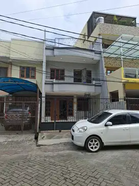 Disewakan rumah 3 lantai, bagus, taman palem lestari