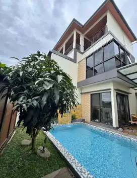 Rumah Semi Villa dekat Pasar Lembang dengan Swimming Pool & Furnished