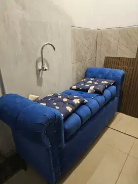 Sofa biru isi barang