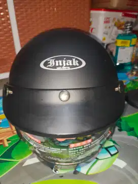 HELM MERK INJAK