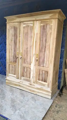 Lemari jati tiga pintu