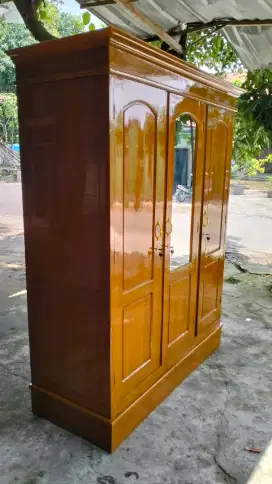 Lemari tiga pintu jati