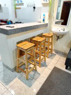 Kursi minibar tinggi estetik