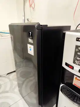 Kulkas Aqua model terbaru belum lama beli