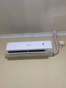 Ac sharp 1/2 pk pemakaian 3 bulan . Garansi resmi 1 tahun seriesGaruda