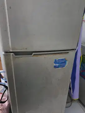 Kulkas toshiba glacio dua pintu