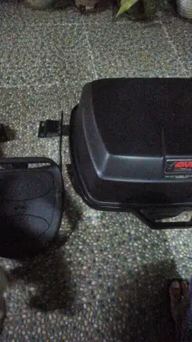 Box Motor Merk Givi Classic ukuran 20 liter, Kondisi 95%