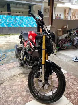 Honda CB 150 R v4 streetfire upside down