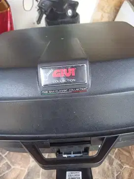 Box motor merk Givi Classic + Beacket uk 20 liter, kondisi 95%