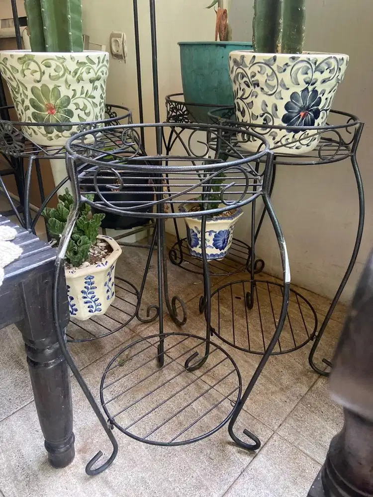 Kaki pot ( besi )