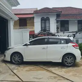 Dijual yaris warna putih tahun 2015
