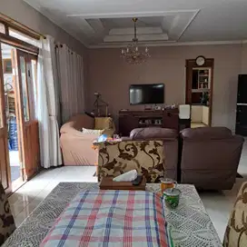 DIJUAL RUMAH HOEK 2 LANTAI DEPAN LAPANGAN TENIS DI CLUSTER KOTA WISATA