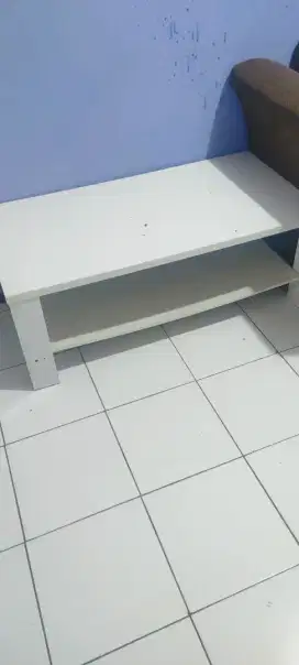 Meja ruang tamu