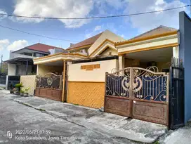 Rumah Babatan Pantai Kenjeran Lantai granit bisa Nego Ciamik