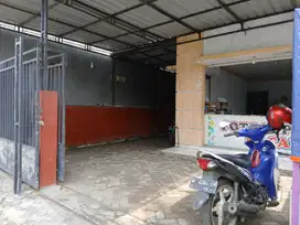 Disewakan Rumah dan Toko 3 Kamar tidur  Hadap Selatan Lokasi Ramai