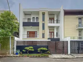 Rumah bagus 3 lantai di Cluster Permata Buana