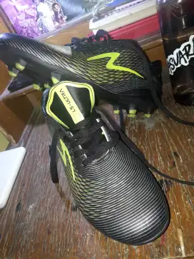 Sepatu Sepakbola SPECS no 43