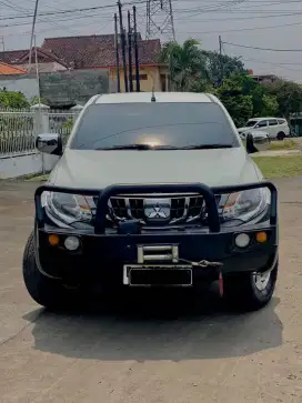 Mitsubishi Triton 2.4 Double Cabin 4x4 Manual 2017 Putih Low Km