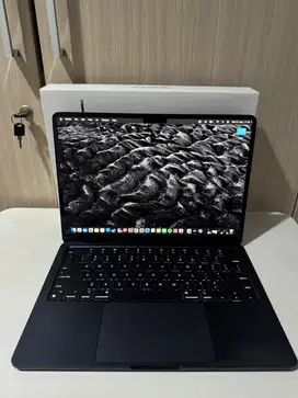 Macbook air m2 2022 8gb ssd 256 gb hitam