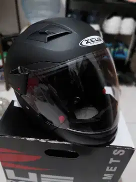 Di jual helm zeus 611 (matt black)