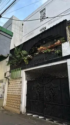 Rumah Toko + Kosan Tempat Strategis 4 Lantai