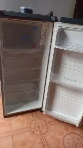 Di jual Lemari es 1 pintu merk Sanyo