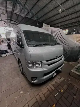 TRAVEL WITH HIACE COMMUTER MT
