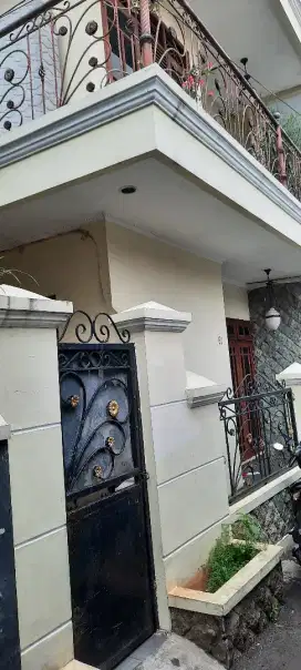DIKONTRAKAN RUMAH 2 LANTAI