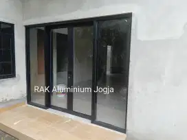 Pintu sliding dobel dan kaca mati