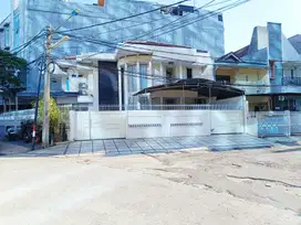 Dijual Rumah Hoek dekat Mall, Jalan lebar, Kelapa Gading