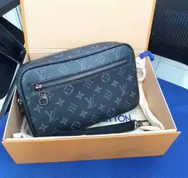 Louis Vuitton Clutch / Pouch Monogram Lv