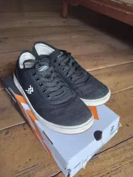 Sepatu Geoff Max Hitam Garis Putih
