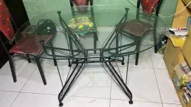 Meja makan kaca bulat dan 3 kursi