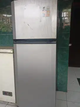 Kulkas 2 pintu Sanken