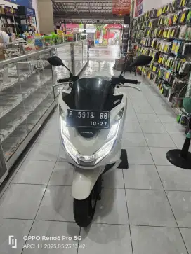 Honda PCX tipe tertinggi warna putih