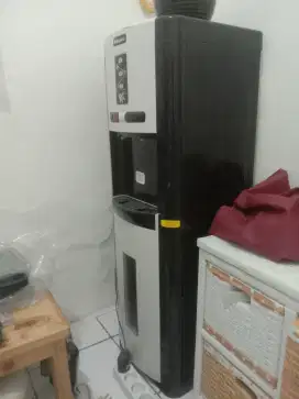 Di jual dispenser kondisi bagus.
