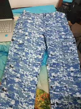 Celana loreng warna biru