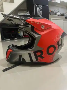 Di jual helm bekas