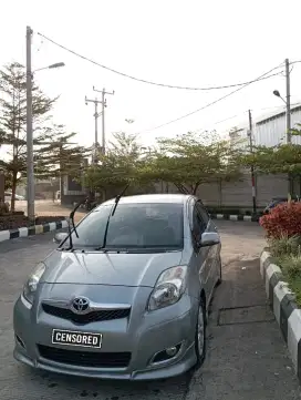 Yaris S limitide automatic tahun 2011 silver