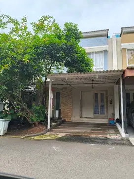 Dijual rumah semi furnished rapi dan depan sport club