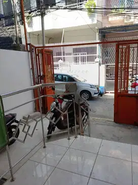 Rumah Teluk Gong dekat pasar bisa parkir 1 mobil, renov rapi