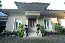 Dijual Rumah Mewah Luas 1 Lantai di Kemang Dalam – Ada Kolam Renang
