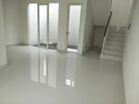 Disewakan Rumah Grand Pakuwon Semi Furnished dkt Margomulyo