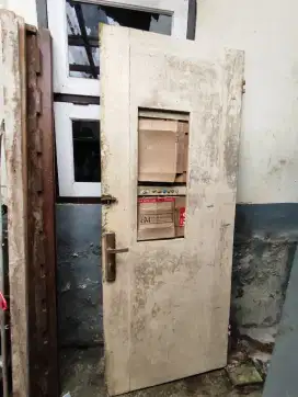 Pintu bekas bongkaran ruang tamu