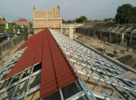 Rangka atap baja ringan terpasang dan plafon PVC