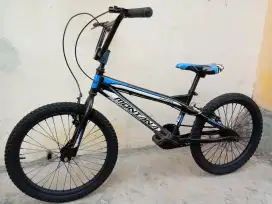 SEPEDA BMX 20. NOKEN MULUS LENGKAP SIAP PAKAI, LOKASI KEMILING, NEGO.