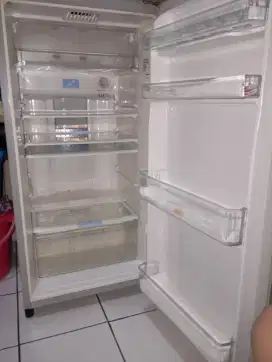 Kulkas 2 pintu Merk Hitachi