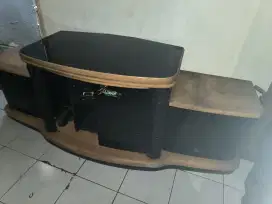 Meja TV ada lemari bawahnya