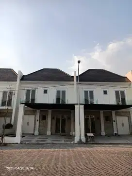 Rumah Greenland Gresik 2 Lantai Hadap Timur