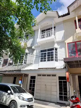 3 Lantai Ruko Raya Darmo Permai Timur  Bangunan Terawat